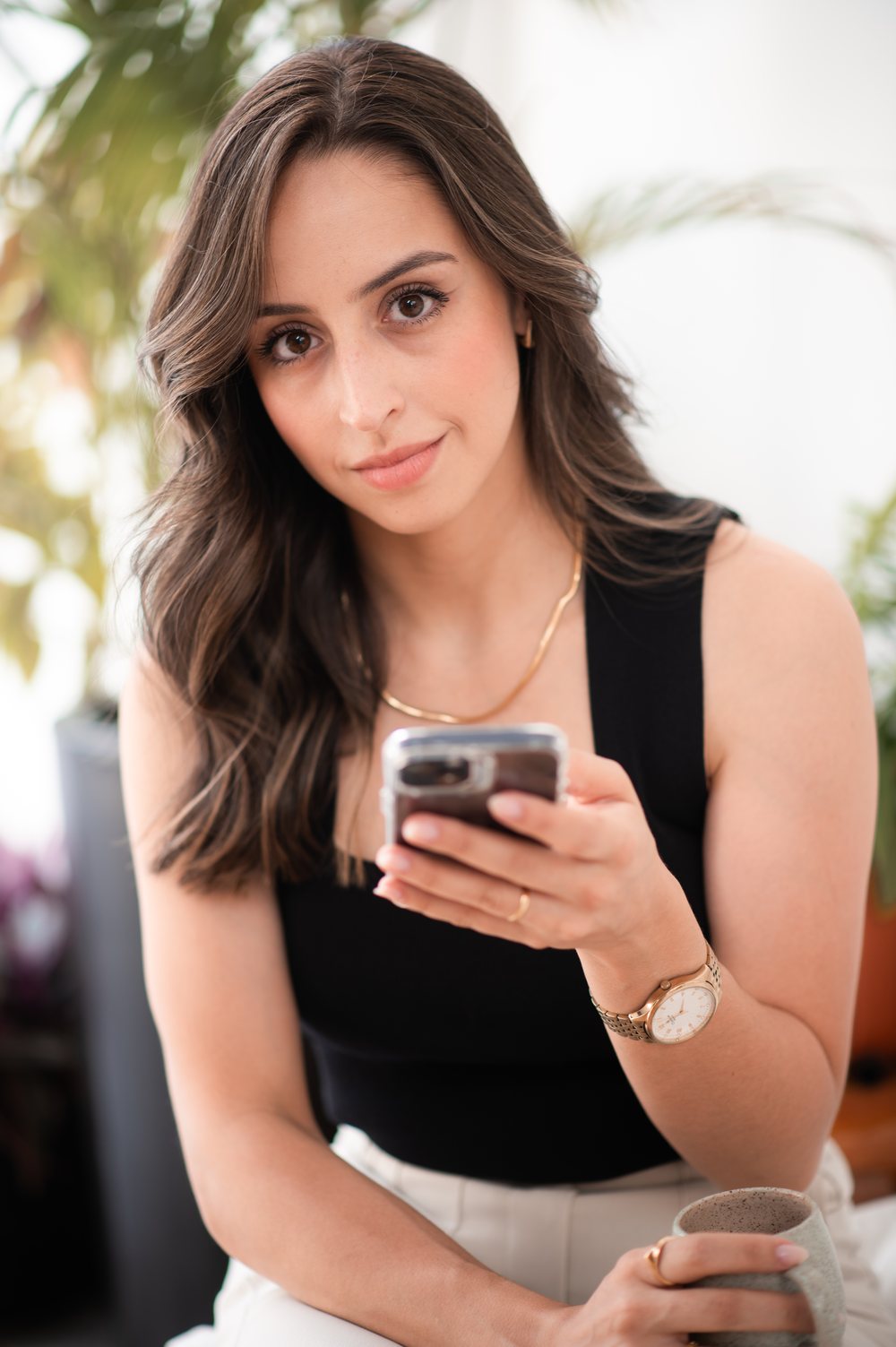 Retrato de quem vai ensinar a formação, segurando o celular